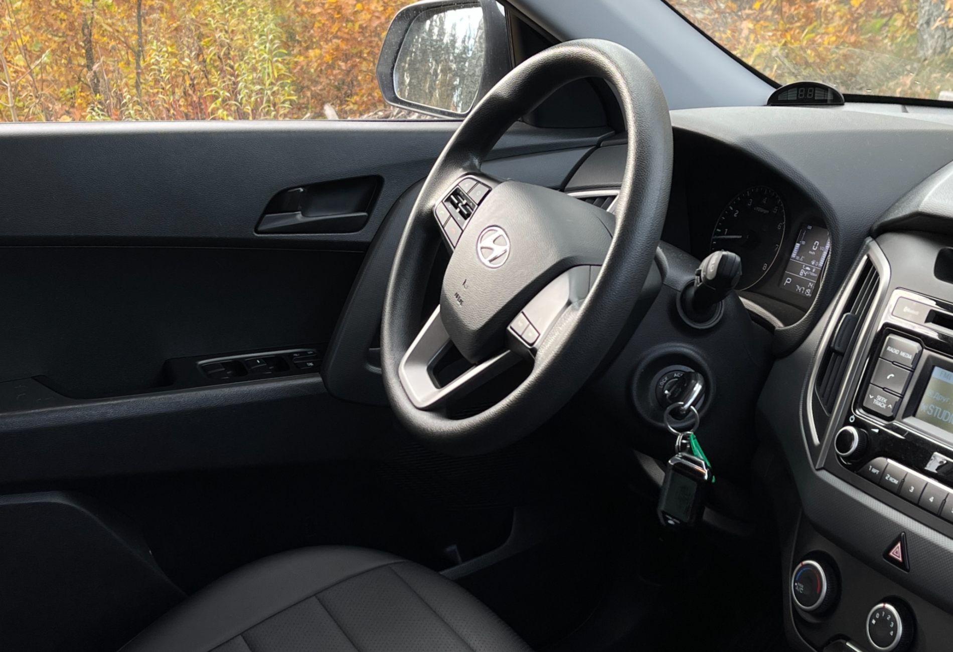 Аренда hyundai creta эконом класса 2018 года в городе Москва от 2590 руб./сутки, полный привод, двигатель: бензин, объем 1.6 литров, каско (Впишу в полис), ОСАГО (Мультидрайв), без водителя, недорого, вид 3 - RentRide