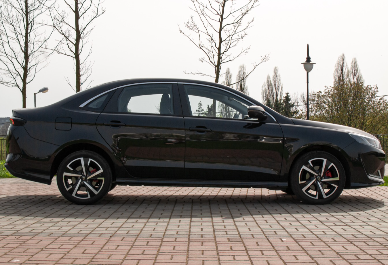 Аренда e5 e5 эконом класса 2024 года в городе Москва от 2290 руб./сутки, передний привод, двигатель: бензин, объем 1.5 литров, каско (Впишу в полис), ОСАГО (Мультидрайв), без водителя, недорого, вид 3 - RentRide