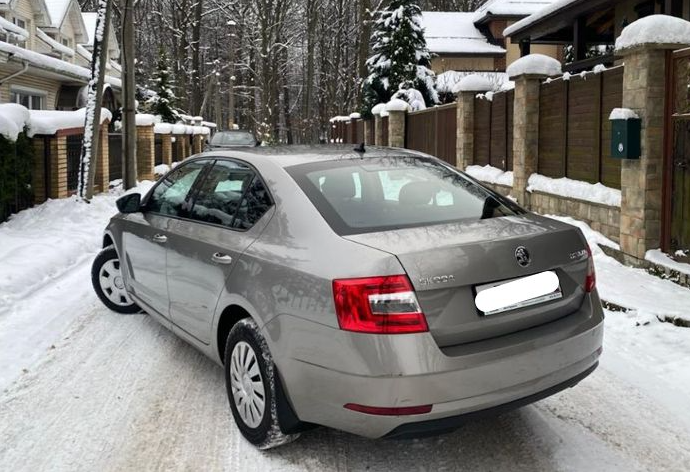 Аренда skoda octavia эконом класса 2017 года в городе Москва от 2552 руб./сутки, передний привод, двигатель: бензин, объем 1598 литров, ОСАГО (Мультидрайв), без водителя, недорого, вид 2 - RentRide