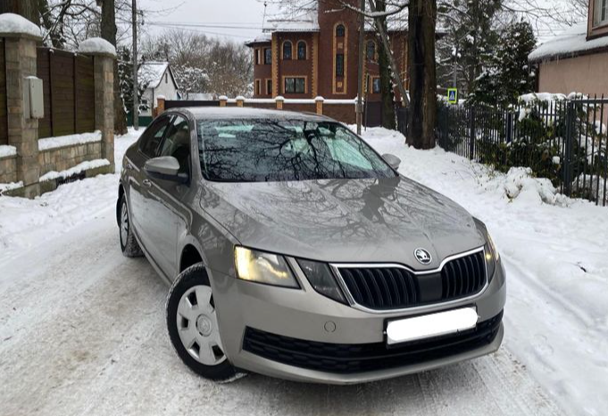 Аренда skoda octavia эконом класса 2017 года в городе Москва от 2552 руб./сутки, передний привод, двигатель: бензин, объем 1598 литров, ОСАГО (Мультидрайв), без водителя, недорого - RentRide