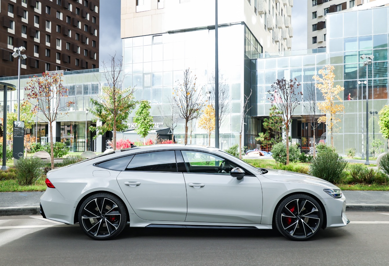 Аренда audi a7 премиум класса 2019 года в городе Москва Авиамоторная от 11120 руб./сутки, полный привод, двигатель: дизель, объем 3 литра, каско (Мультидрайв), ОСАГО (Мультидрайв), без водителя, недорого, вид 2 - RentRide