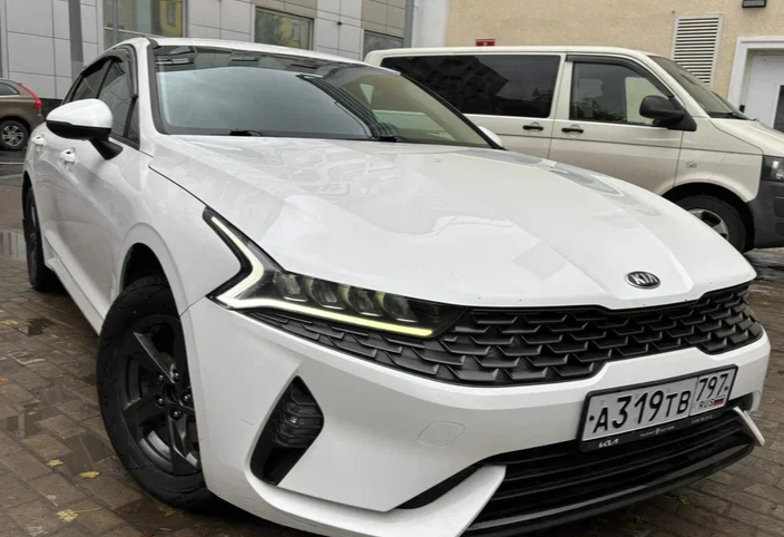 Аренда kia k5 стандарт класса 2021 года в городе Москва Бауманская от 3200 руб./сутки, передний привод, двигатель: бензин, объем 150 литров, ОСАГО (Впишу в полис), без водителя, недорого - RentRide