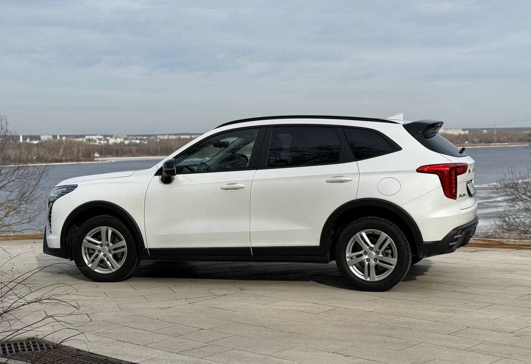 Аренда haval jolion комфорт класса 2024 года в городе Москва Народное Ополчение от 3440 руб./сутки, передний привод, двигатель: бензин, объем 1.5 литров, каско (Мультидрайв), ОСАГО (Мультидрайв), без водителя, недорого, вид 2 - RentRide