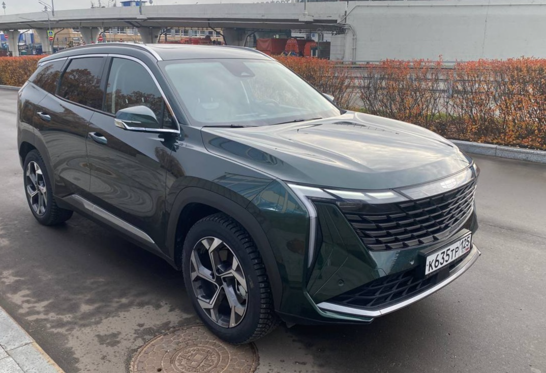 Аренда geely atlas комфорт класса 2024 года в городе Москва Щукинская от 4400 руб./сутки, передний привод, двигатель: бензин, объем 2 литра, каско (Мультидрайв), ОСАГО (Мультидрайв), без водителя, недорого - RentRide
