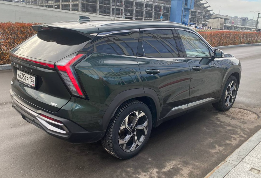 Аренда geely atlas комфорт класса 2024 года в городе Москва Щукинская от 4400 руб./сутки, передний привод, двигатель: бензин, объем 2 литра, каско (Мультидрайв), ОСАГО (Мультидрайв), без водителя, недорого, вид 4 - RentRide