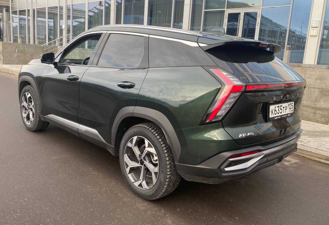 Аренда geely atlas комфорт класса 2024 года в городе Москва Щукинская от 4400 руб./сутки, передний привод, двигатель: бензин, объем 2 литра, каско (Мультидрайв), ОСАГО (Мультидрайв), без водителя, недорого, вид 3 - RentRide