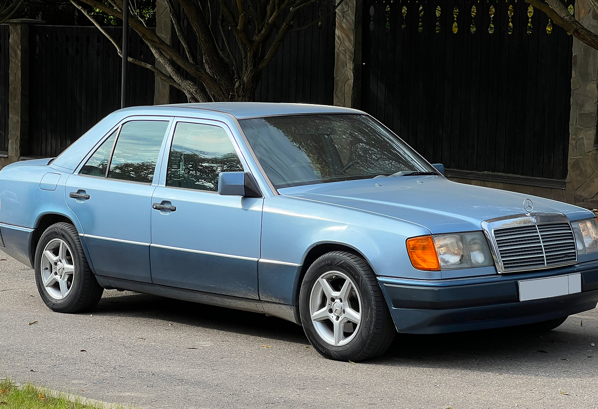 Аренда mercedes-benz w124 1990 года в городе Москва от 9592 руб./сутки, задний привод, двигатель: бензин, объем 2 литра, ОСАГО (Впишу в полис), без водителя, недорого - RentRide