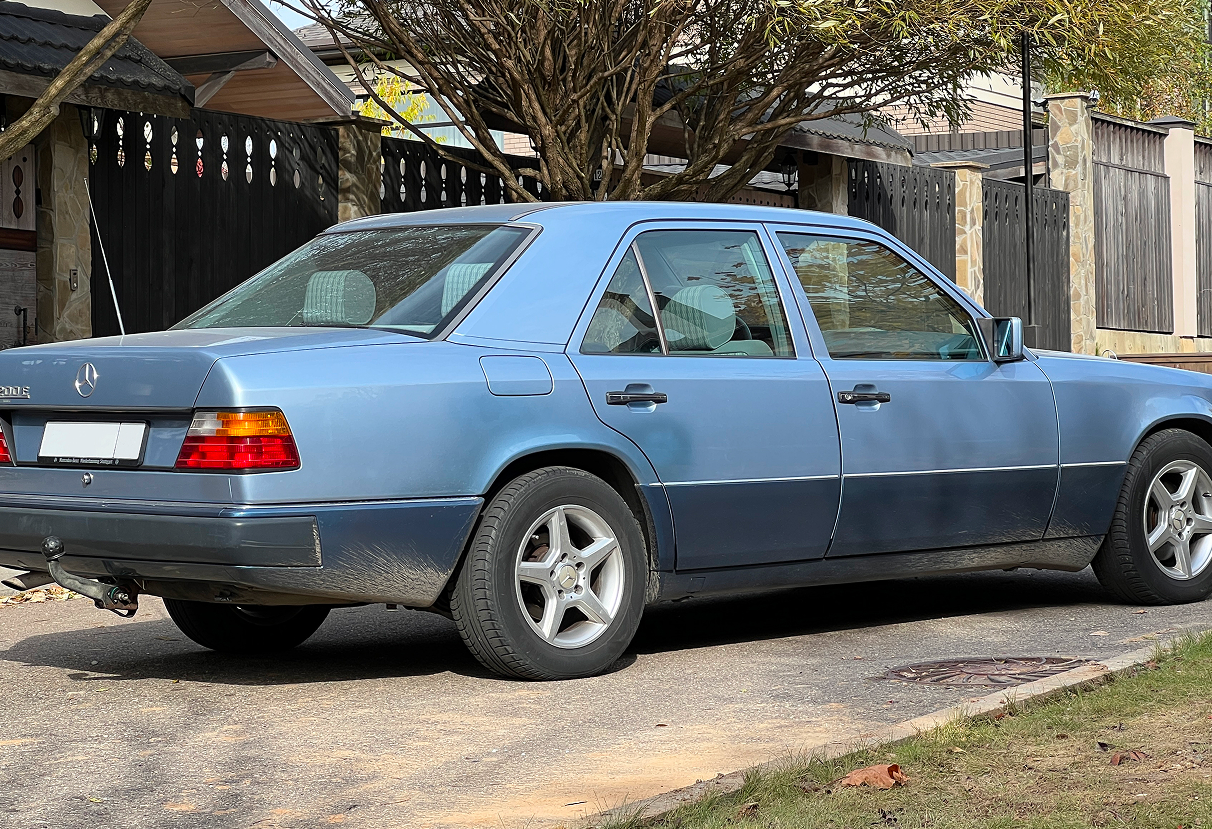 Аренда mercedes-benz w124 1990 года в городе Москва от 9592 руб./сутки, задний привод, двигатель: бензин, объем 2 литра, ОСАГО (Впишу в полис), без водителя, недорого, вид 2 - RentRide