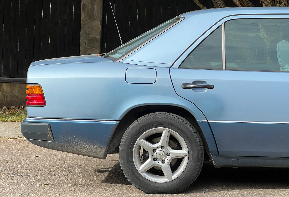 Аренда mercedes-benz w124 1990 года в городе Москва от 9592 руб./сутки, задний привод, двигатель: бензин, объем 2 литра, ОСАГО (Впишу в полис), без водителя, недорого, вид 13 - RentRide