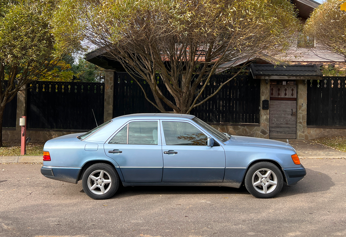 Аренда mercedes-benz w124 1990 года в городе Москва от 9592 руб./сутки, задний привод, двигатель: бензин, объем 2 литра, ОСАГО (Впишу в полис), без водителя, недорого, вид 3 - RentRide