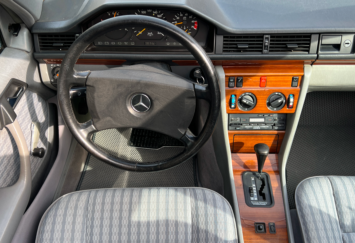 Аренда mercedes-benz w124 1990 года в городе Москва от 9592 руб./сутки, задний привод, двигатель: бензин, объем 2 литра, ОСАГО (Впишу в полис), без водителя, недорого, вид 8 - RentRide
