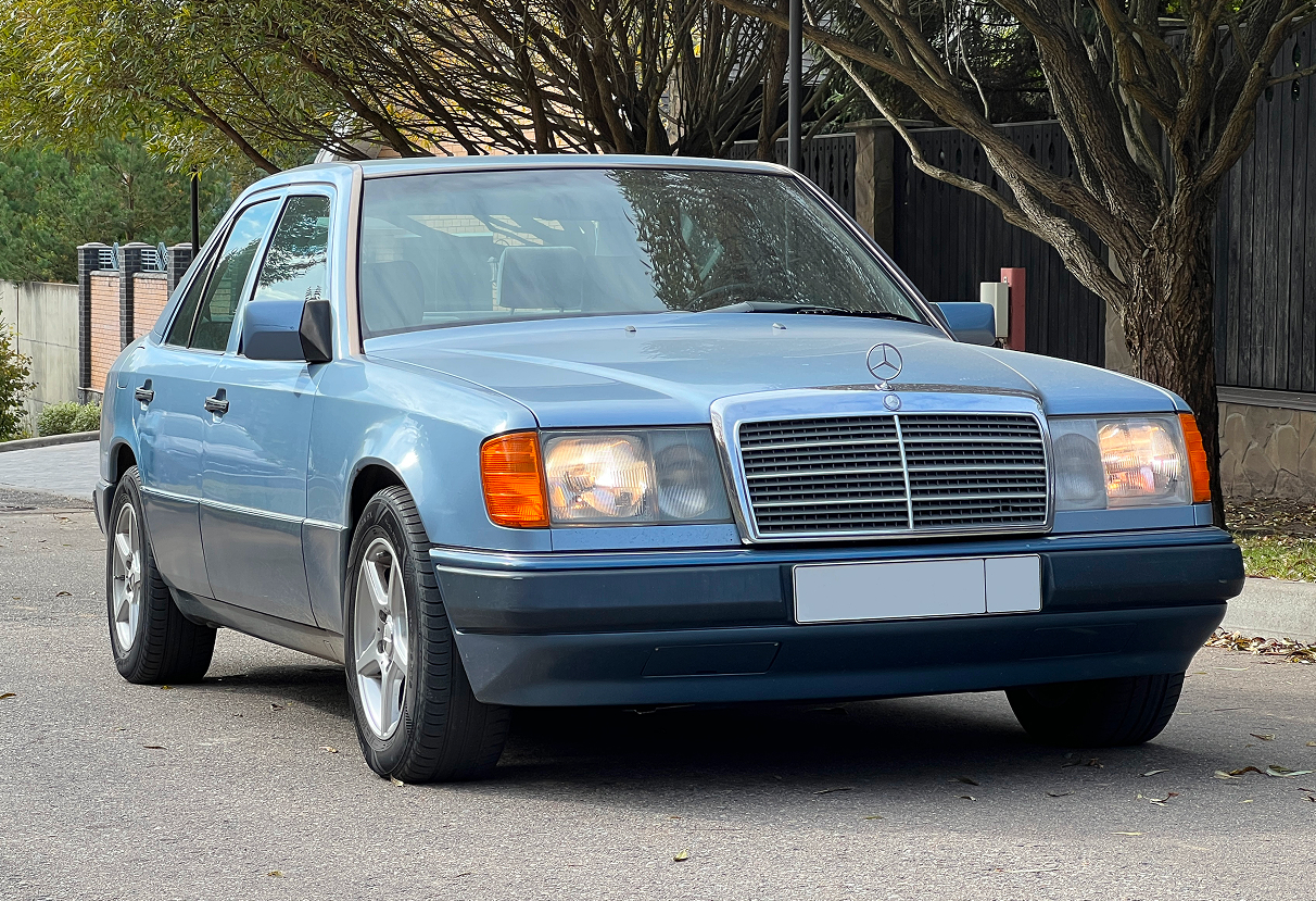 Аренда mercedes-benz w124 1990 года в городе Москва от 9592 руб./сутки, задний привод, двигатель: бензин, объем 2 литра, ОСАГО (Впишу в полис), без водителя, недорого, вид 4 - RentRide