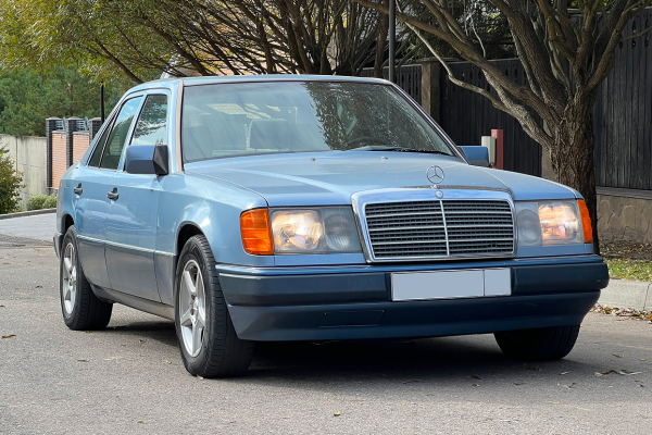 Прокат авто mercedes-benz w124 1990 года в городе Москва от 9592 руб./сутки, задний привод, двигатель: бензин, объем 2 литра, ОСАГО (Впишу в полис), без водителя, недорого - RentRide