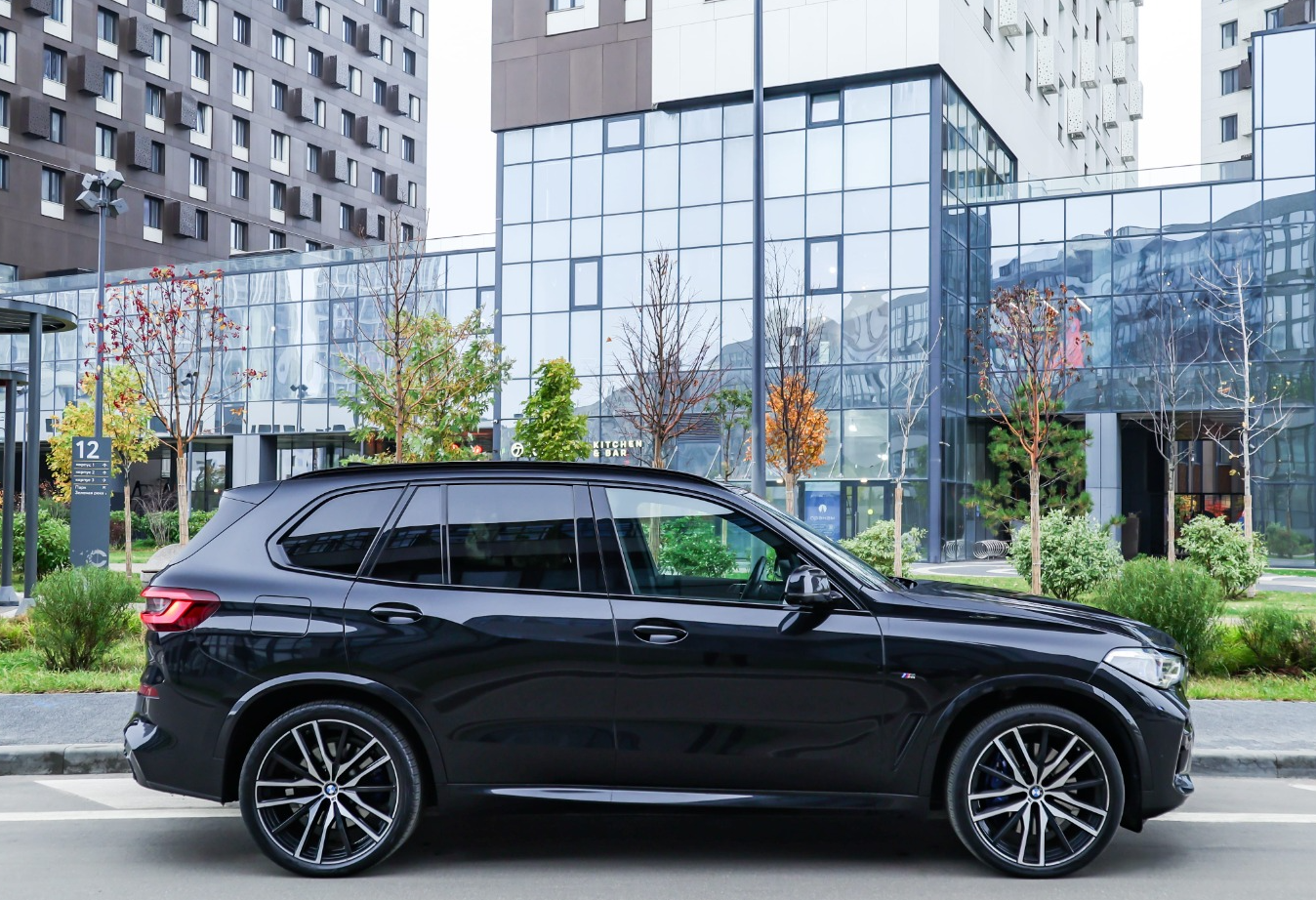Аренда bmw x5 бизнес класса 2020 года в городе Москва Авиамоторная от 16720 руб./сутки, полный привод, двигатель: дизель, объем 3 литра, каско (Мультидрайв), ОСАГО (Мультидрайв), без водителя, недорого, вид 2 - RentRide