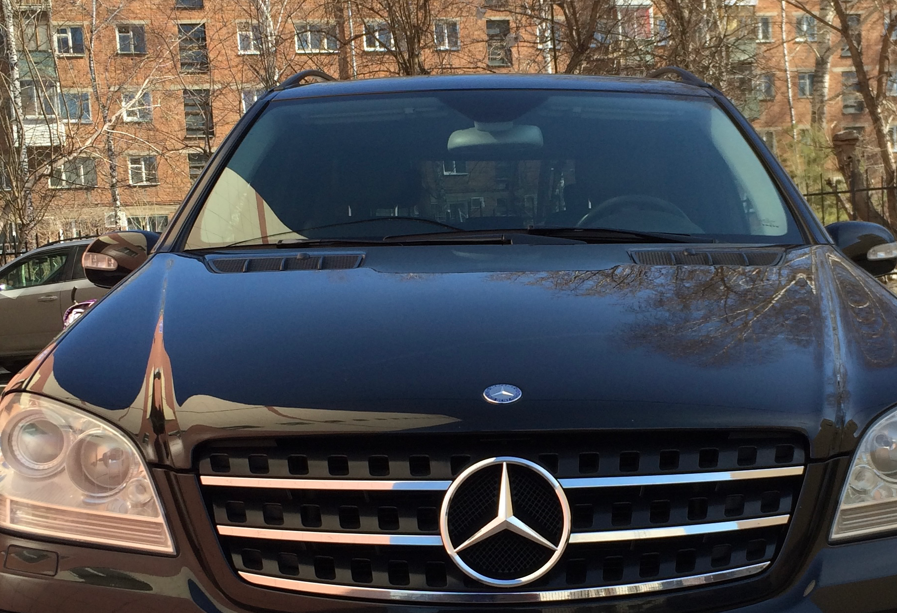Аренда mercedes-benz m-klass комфорт класса 2005 года в городе Москва от 4000 руб./сутки, полный привод, двигатель: бензин, объем 3.5 литров, ОСАГО (Впишу в полис), без водителя, недорого - RentRide