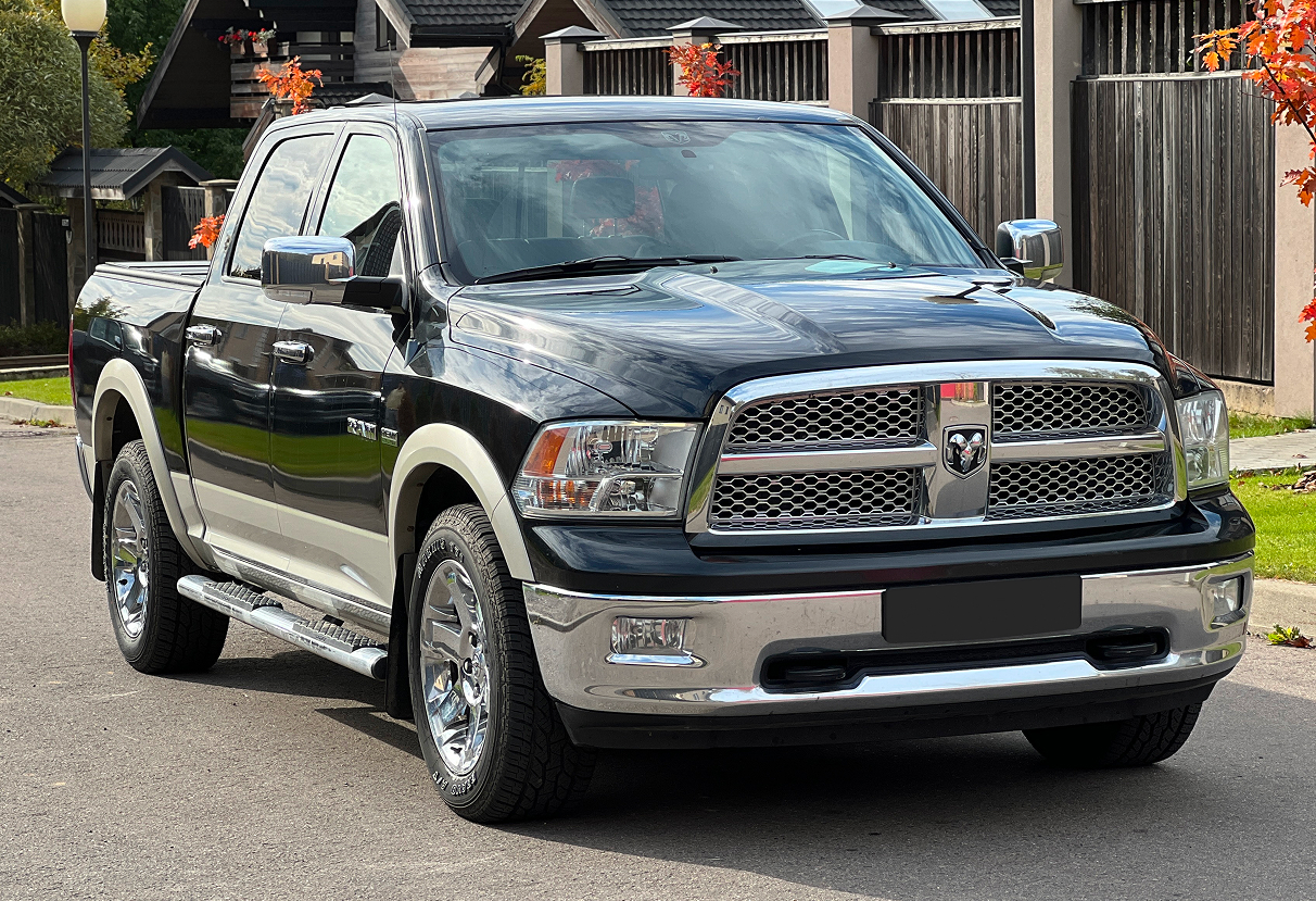 Аренда dodge ram премиум класса 2010 года в городе Москва от 19992 руб./сутки, полный привод, двигатель: бензин, объем 5.7 литров, ОСАГО (Впишу в полис), без водителя, недорого - RentRide