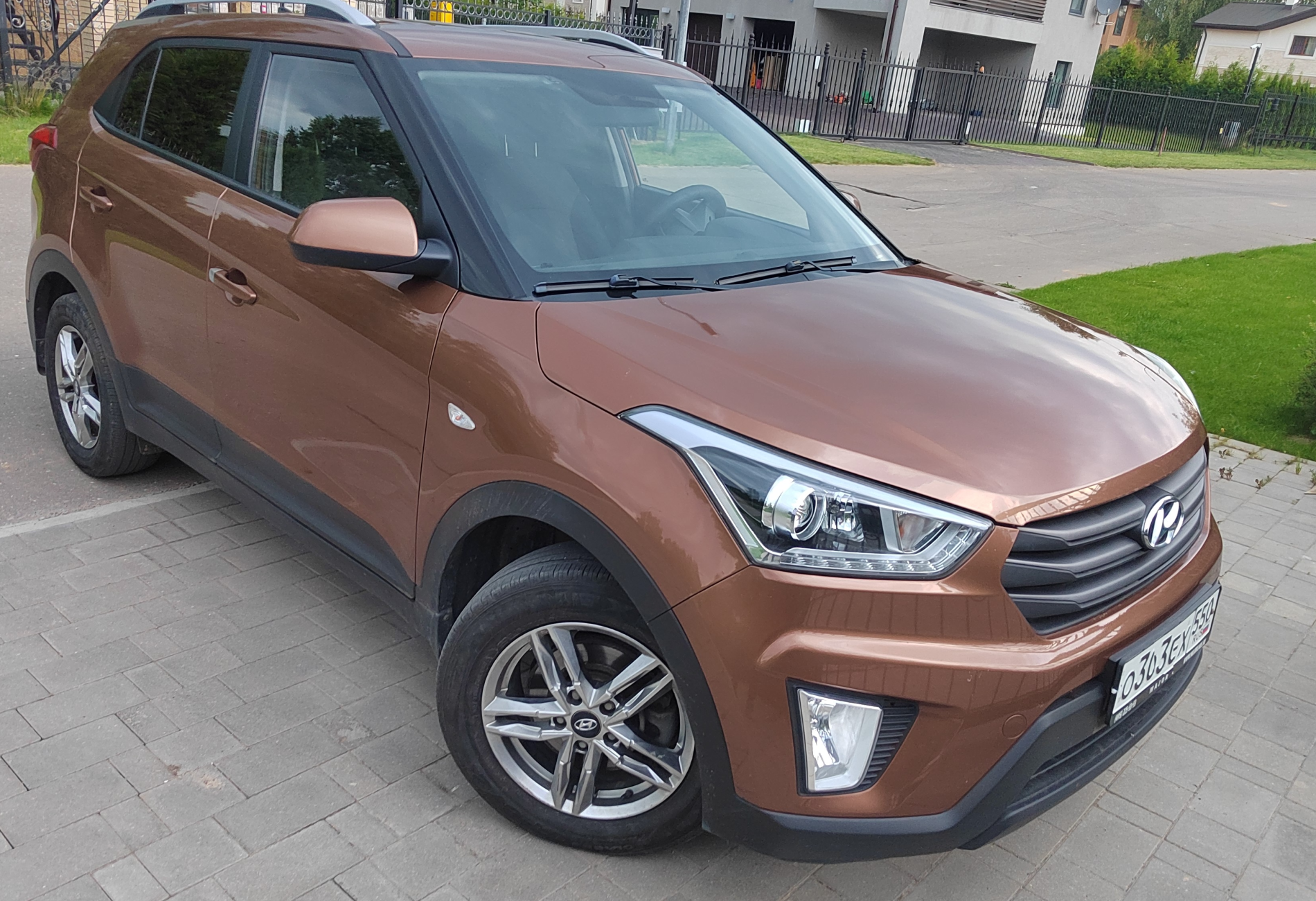 Аренда hyundai creta эконом класса 2017 года в городе Москва Красногорская от 2800 руб./сутки, полный привод, двигатель: бензин, объем 2 литра, ОСАГО (Мультидрайв), без водителя, недорого - RentRide