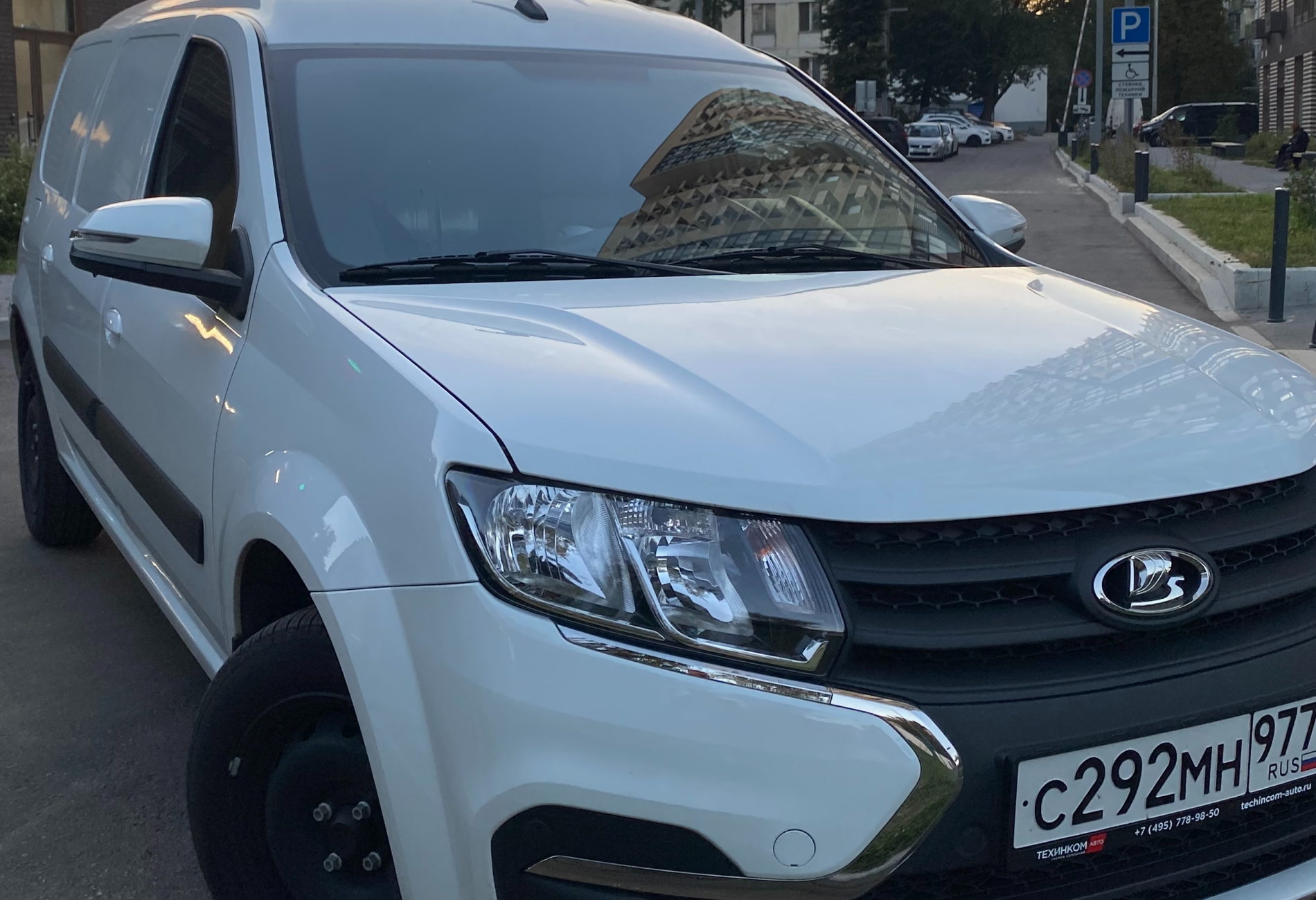 Аренда lada largus эконом класса 2025 года в городе Москва Зюзино от 2000 руб./сутки, передний привод, двигатель: бензин, объем 1.6 литров, каско (Мультидрайв), ОСАГО (Мультидрайв), без водителя, недорого - RentRide