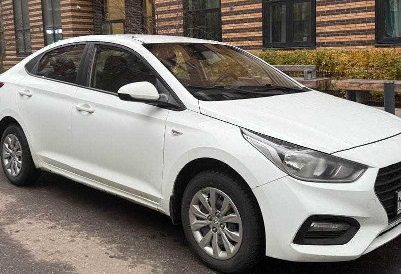 Аренда hyundai solaris эконом класса 2018 года в городе Москва Стахановская от 1900 руб./сутки, передний привод, двигатель: бензин, объем 1.4 литра, ОСАГО (Мультидрайв), без водителя, недорого - RentRide