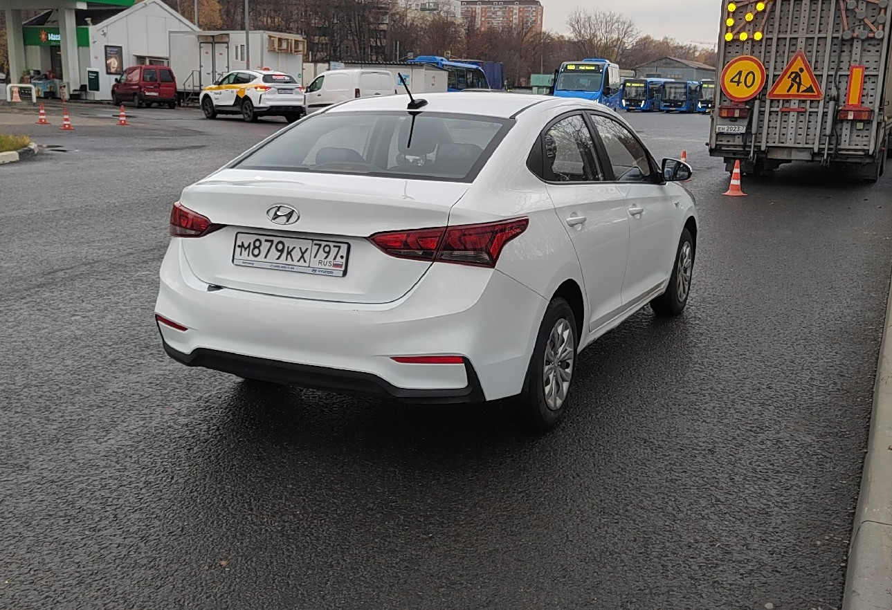 Аренда hyundai solaris эконом класса 2018 года в городе Москва Стахановская от 2100 руб./сутки, передний привод, двигатель: бензин, объем 1.4 литра, ОСАГО (Мультидрайв), без водителя, недорого, вид 4 - RentRide