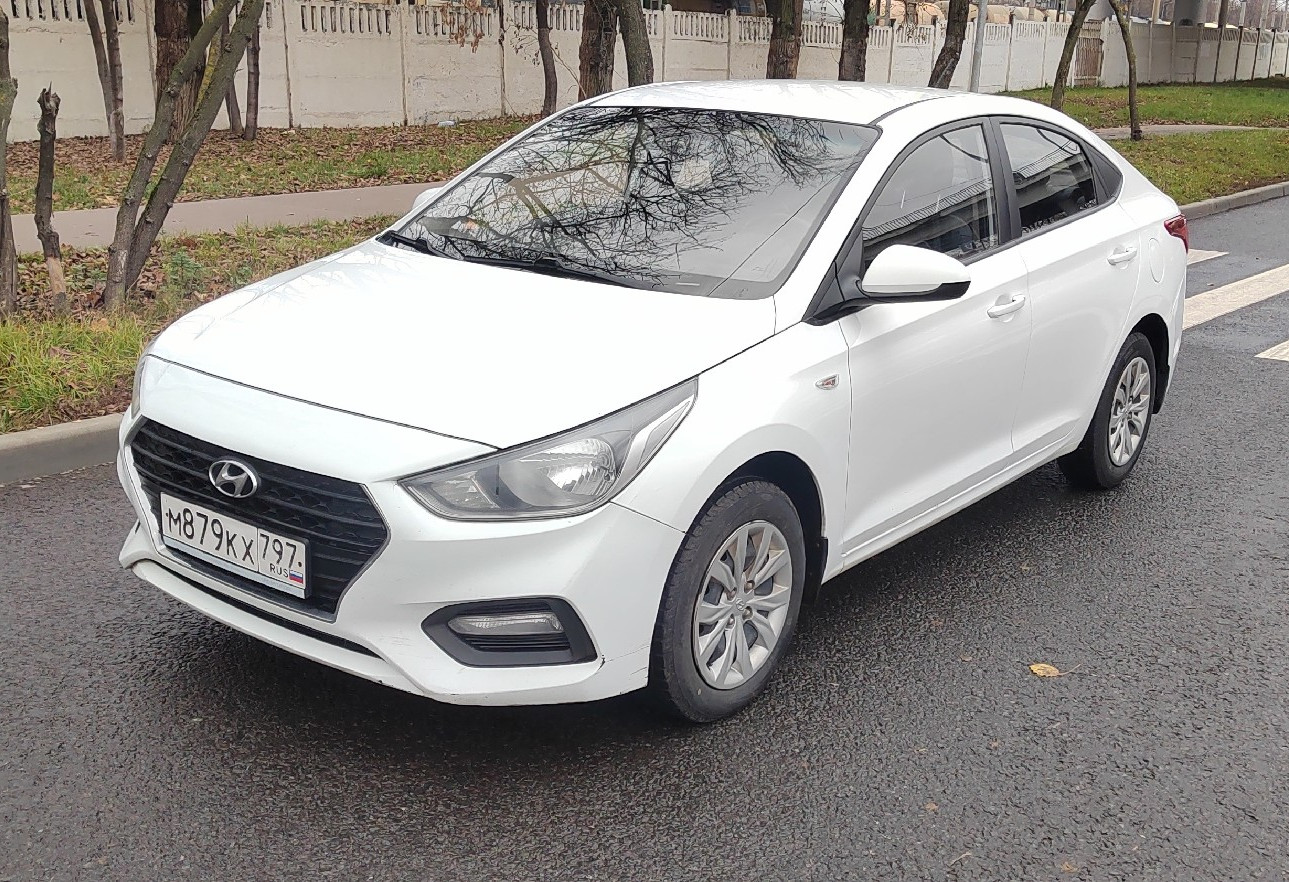 Аренда hyundai solaris эконом класса 2018 года в городе Москва Стахановская от 2100 руб./сутки, передний привод, двигатель: бензин, объем 1.4 литра, ОСАГО (Мультидрайв), без водителя, недорого - RentRide