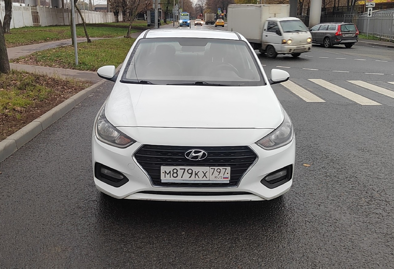 Аренда hyundai solaris эконом класса 2018 года в городе Москва Стахановская от 2100 руб./сутки, передний привод, двигатель: бензин, объем 1.4 литра, ОСАГО (Мультидрайв), без водителя, недорого, вид 3 - RentRide