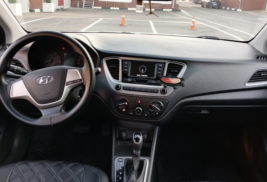 Аренда hyundai solaris эконом класса 2018 года в городе Москва Стахановская от 2100 руб./сутки, передний привод, двигатель: бензин, объем 1.4 литра, ОСАГО (Мультидрайв), без водителя, недорого, вид 6 - RentRide