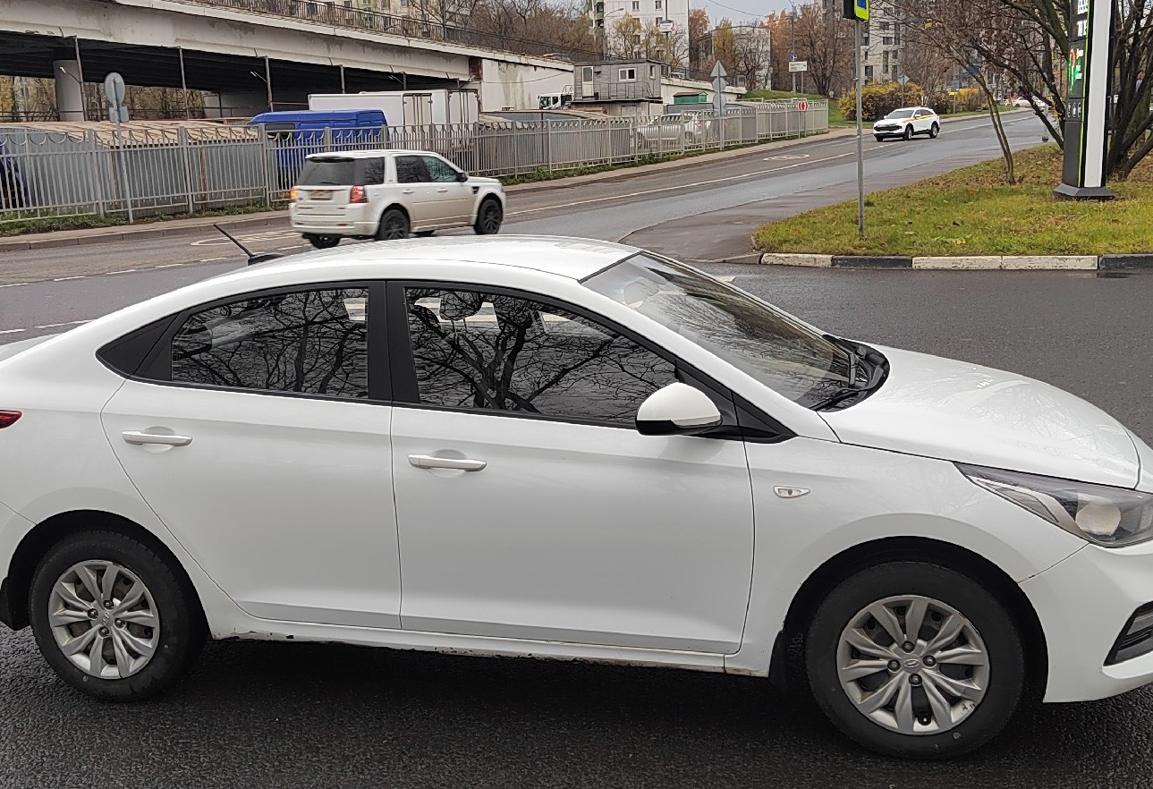 Аренда hyundai solaris эконом класса 2018 года в городе Москва Стахановская от 2100 руб./сутки, передний привод, двигатель: бензин, объем 1.4 литра, ОСАГО (Мультидрайв), без водителя, недорого, вид 5 - RentRide