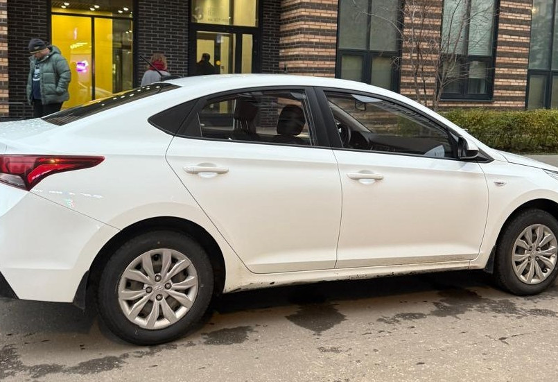 Аренда hyundai solaris эконом класса 2018 года в городе Москва Стахановская от 1900 руб./сутки, передний привод, двигатель: бензин, объем 1.4 литра, ОСАГО (Мультидрайв), без водителя, недорого, вид 2 - RentRide