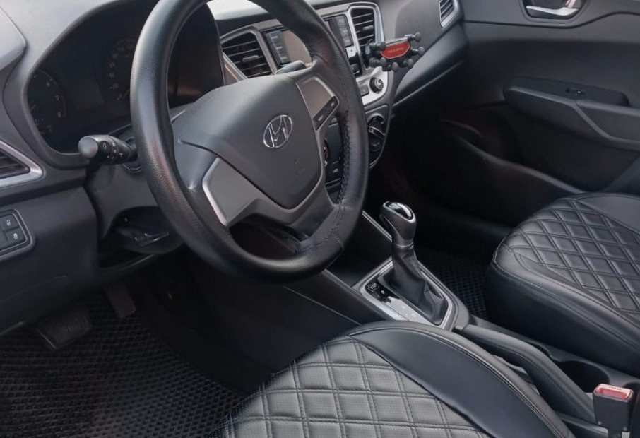 Аренда hyundai solaris эконом класса 2018 года в городе Москва Стахановская от 2100 руб./сутки, передний привод, двигатель: бензин, объем 1.4 литра, ОСАГО (Мультидрайв), без водителя, недорого, вид 7 - RentRide