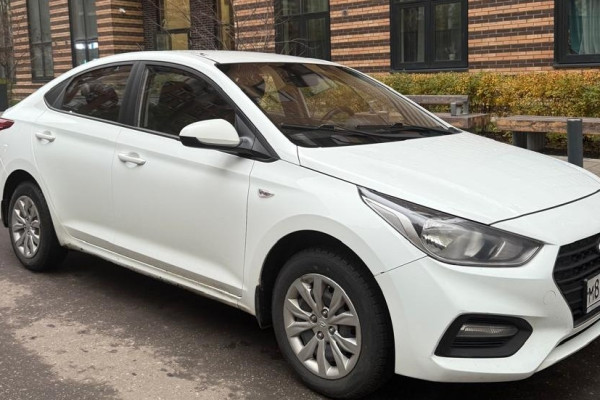 Прокат авто hyundai solaris эконом класса 2018 года в городе Москва Стахановская от 2100 руб./сутки, передний привод, двигатель: бензин, объем 1.4 литра, ОСАГО (Мультидрайв), без водителя, недорого - RentRide