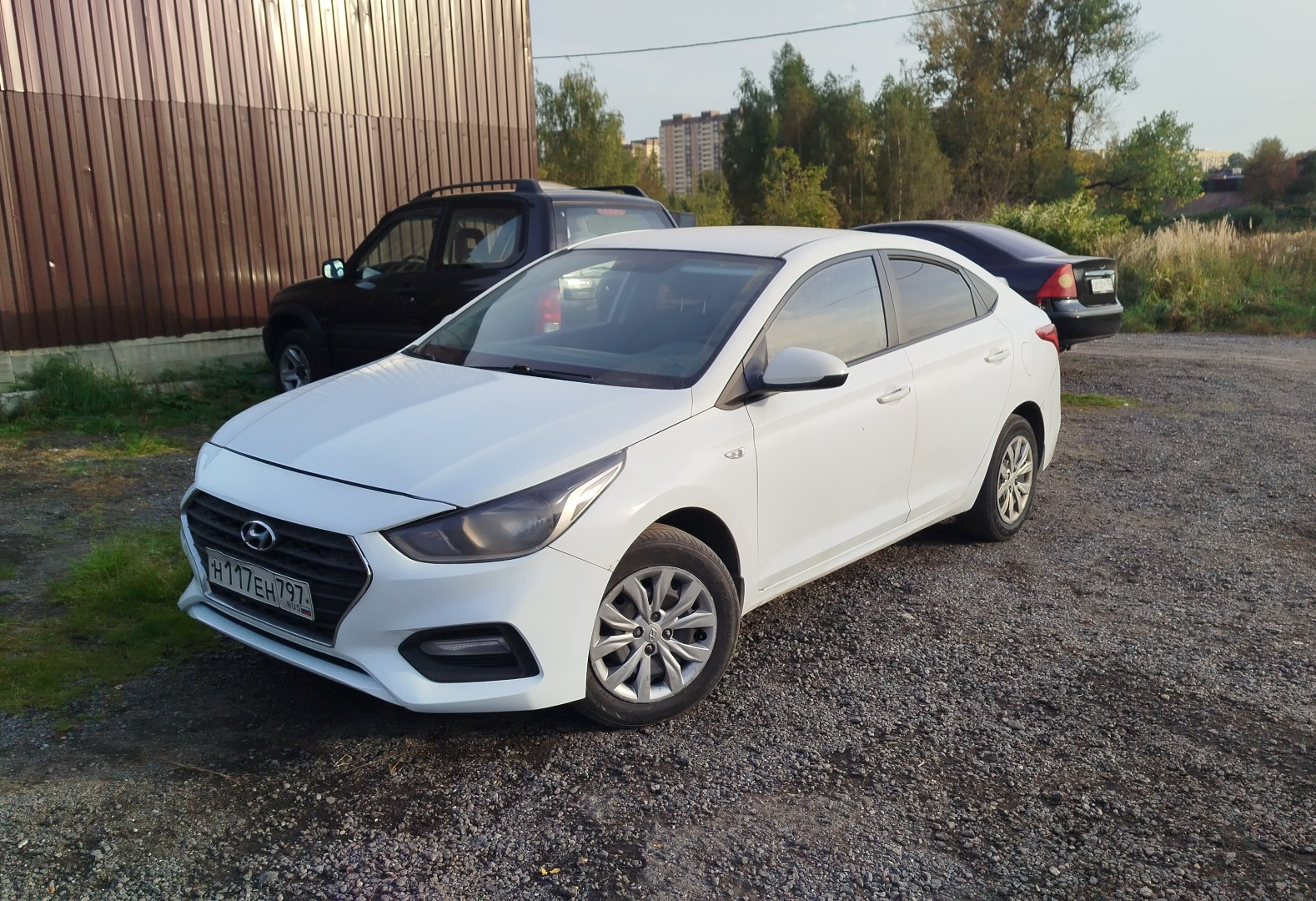 Аренда hyundai solaris эконом класса 2018 года в городе Москва от 1600 руб./сутки, передний привод, двигатель: бензин, объем 1.4 литра, ОСАГО (Впишу в полис), без водителя, недорого - RentRide