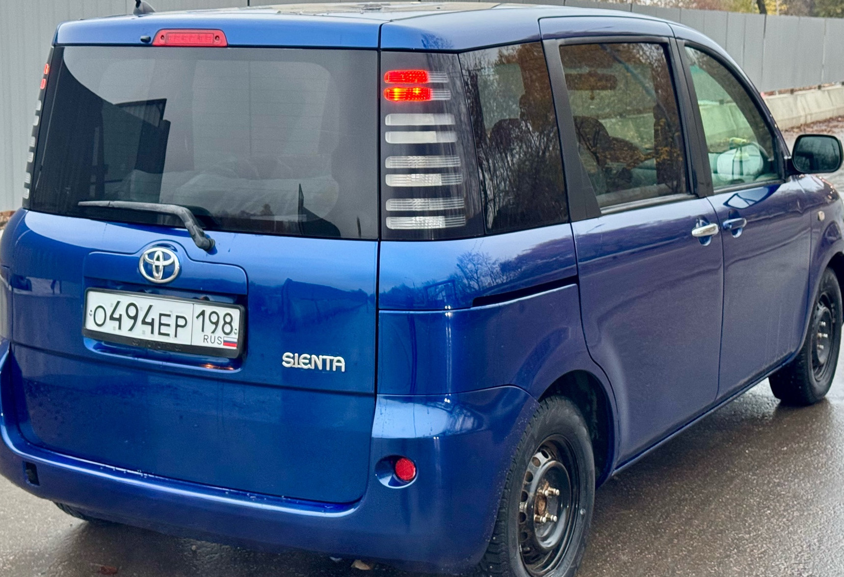 Аренда toyota sienta эконом класса 2005 года в городе Москва Коптево от 1880 руб./сутки, передний привод, двигатель: бензин, объем 1.5 литров, ОСАГО (Впишу в полис), без водителя, недорого, вид 3 - RentRide