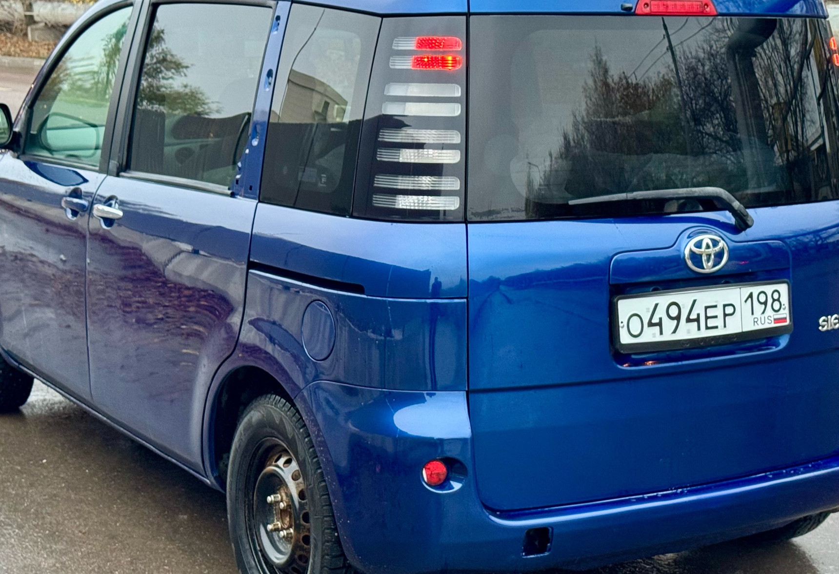 Аренда toyota sienta эконом класса 2005 года в городе Москва Коптево от 1880 руб./сутки, передний привод, двигатель: бензин, объем 1.5 литров, ОСАГО (Впишу в полис), без водителя, недорого, вид 2 - RentRide