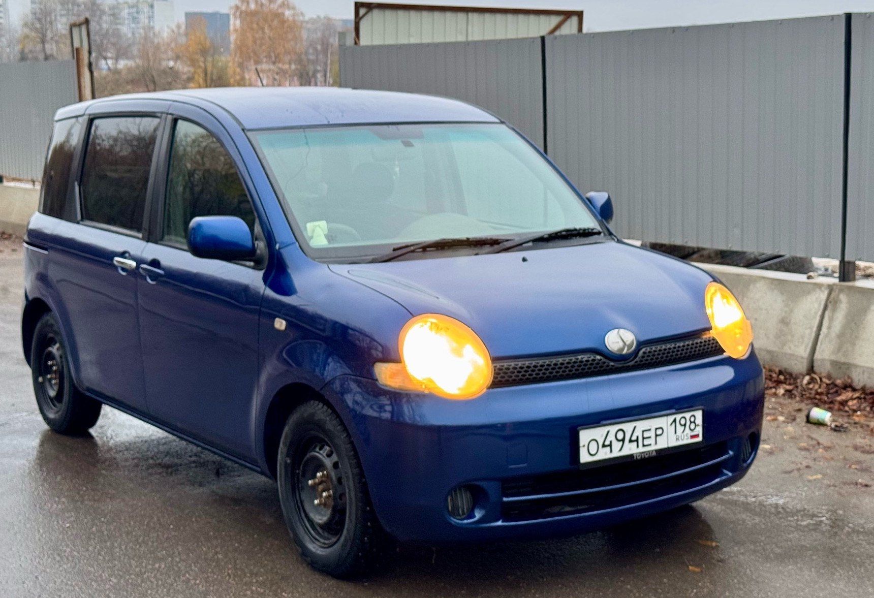 Аренда toyota sienta эконом класса 2005 года в городе Москва Коптево от 1880 руб./сутки, передний привод, двигатель: бензин, объем 1.5 литров, ОСАГО (Впишу в полис), без водителя, недорого - RentRide