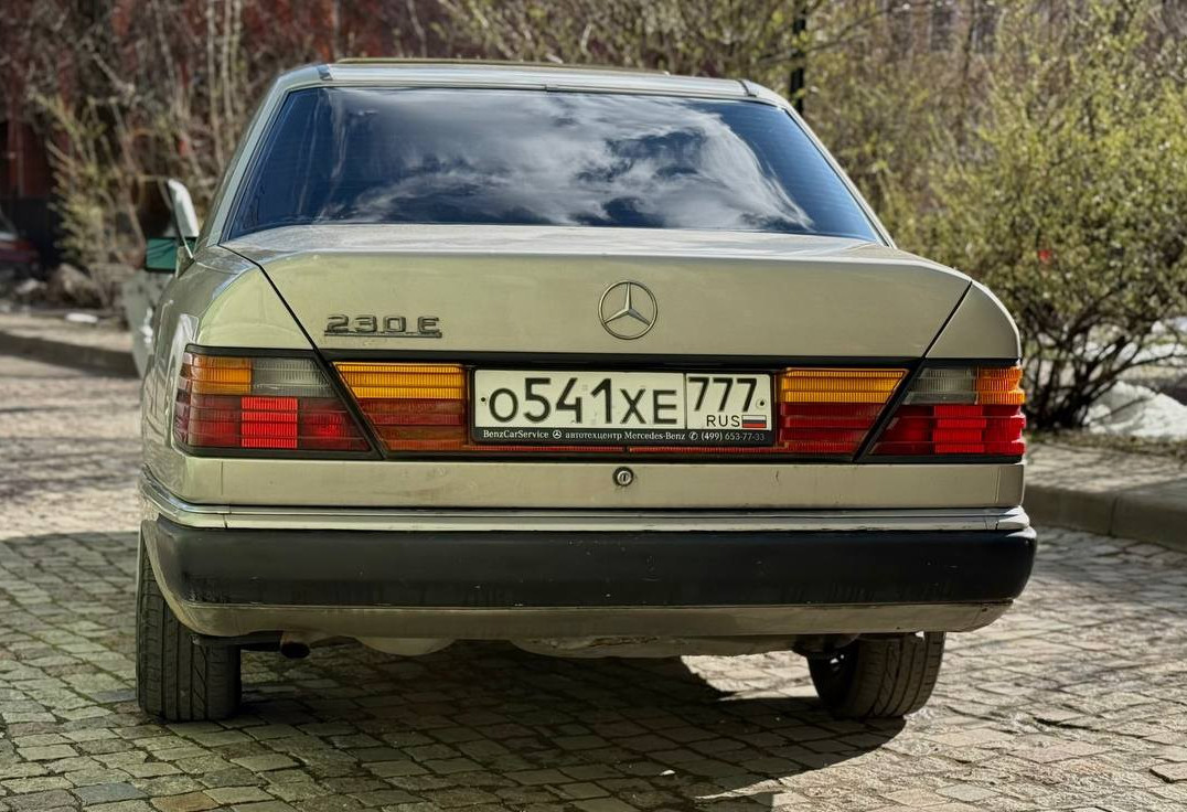 Аренда mercedes-benz e-klass премиум класса 1990 года в городе Москва Молодежная от 10400 руб./сутки, передний привод, двигатель: бензин, объем 2.3 литра, ОСАГО (Впишу в полис), без водителя, недорого, вид 4 - RentRide