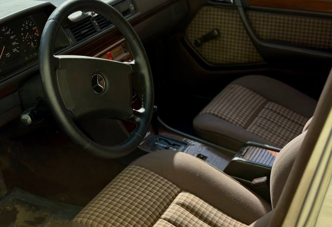 Аренда mercedes-benz e-klass премиум класса 1990 года в городе Москва Молодежная от 10400 руб./сутки, передний привод, двигатель: бензин, объем 2.3 литра, ОСАГО (Впишу в полис), без водителя, недорого, вид 8 - RentRide