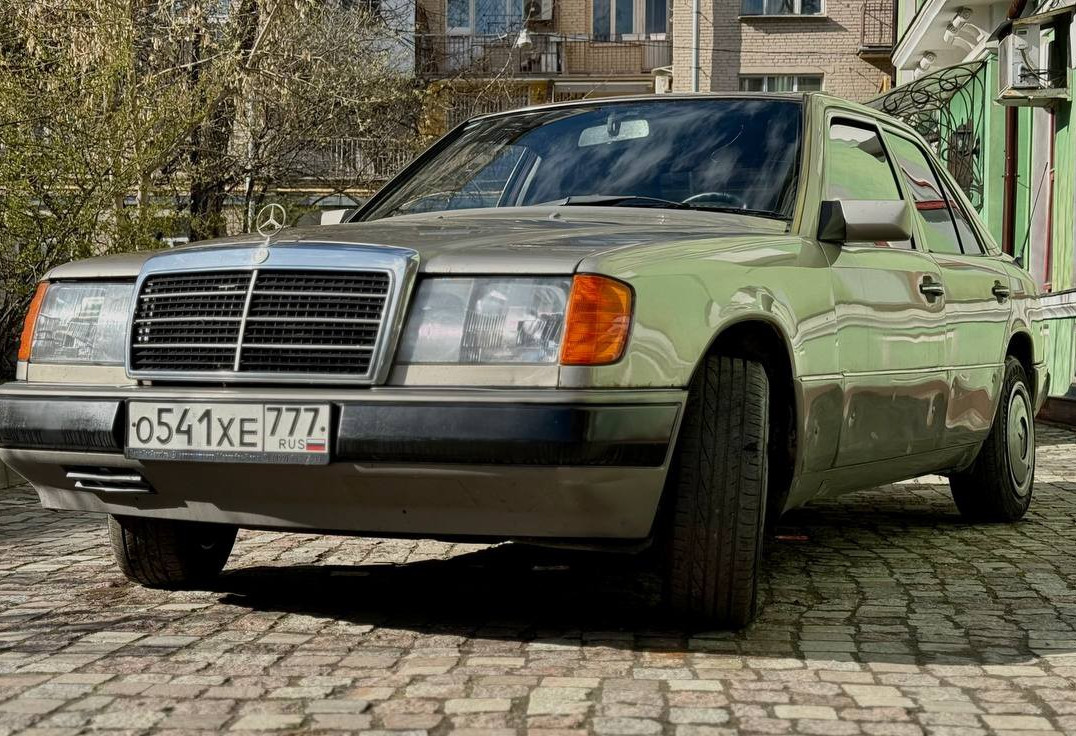 Аренда mercedes-benz e-klass премиум класса 1990 года в городе Москва Молодежная от 10400 руб./сутки, передний привод, двигатель: бензин, объем 2.3 литра, ОСАГО (Впишу в полис), без водителя, недорого - RentRide
