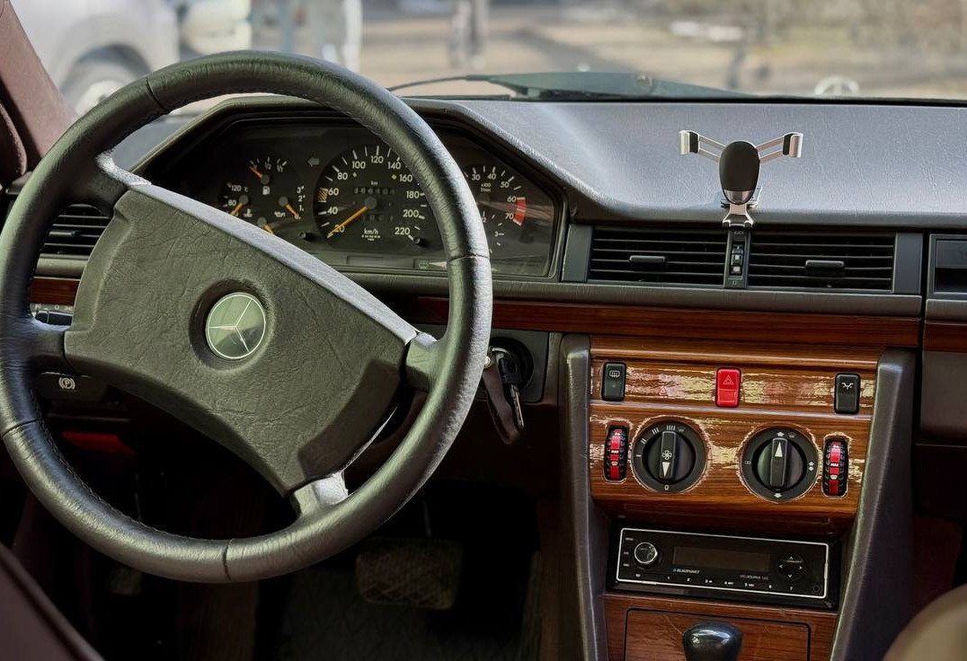 Аренда mercedes-benz e-klass премиум класса 1990 года в городе Москва Молодежная от 10400 руб./сутки, передний привод, двигатель: бензин, объем 2.3 литра, ОСАГО (Впишу в полис), без водителя, недорого, вид 7 - RentRide