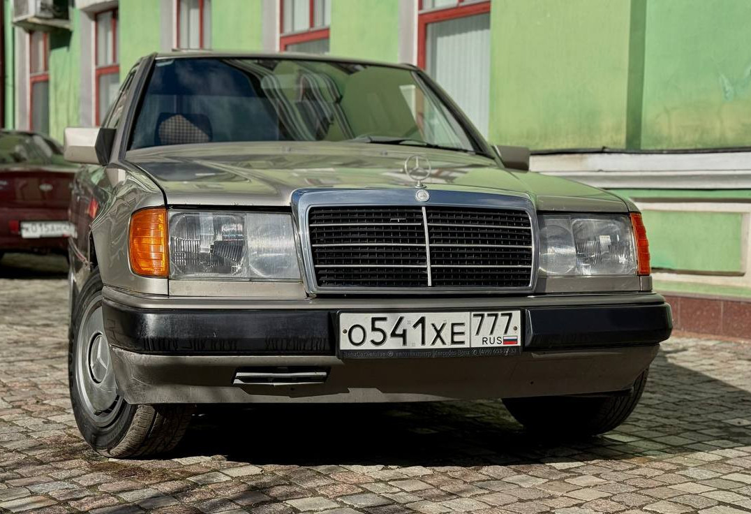 Аренда mercedes-benz e-klass премиум класса 1990 года в городе Москва Молодежная от 10400 руб./сутки, передний привод, двигатель: бензин, объем 2.3 литра, ОСАГО (Впишу в полис), без водителя, недорого, вид 5 - RentRide