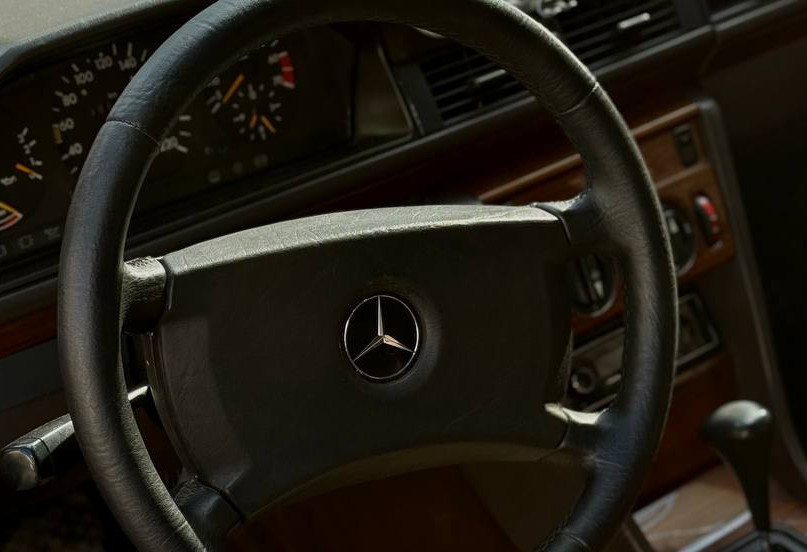 Аренда mercedes-benz e-klass премиум класса 1990 года в городе Москва Молодежная от 10400 руб./сутки, передний привод, двигатель: бензин, объем 2.3 литра, ОСАГО (Впишу в полис), без водителя, недорого, вид 6 - RentRide