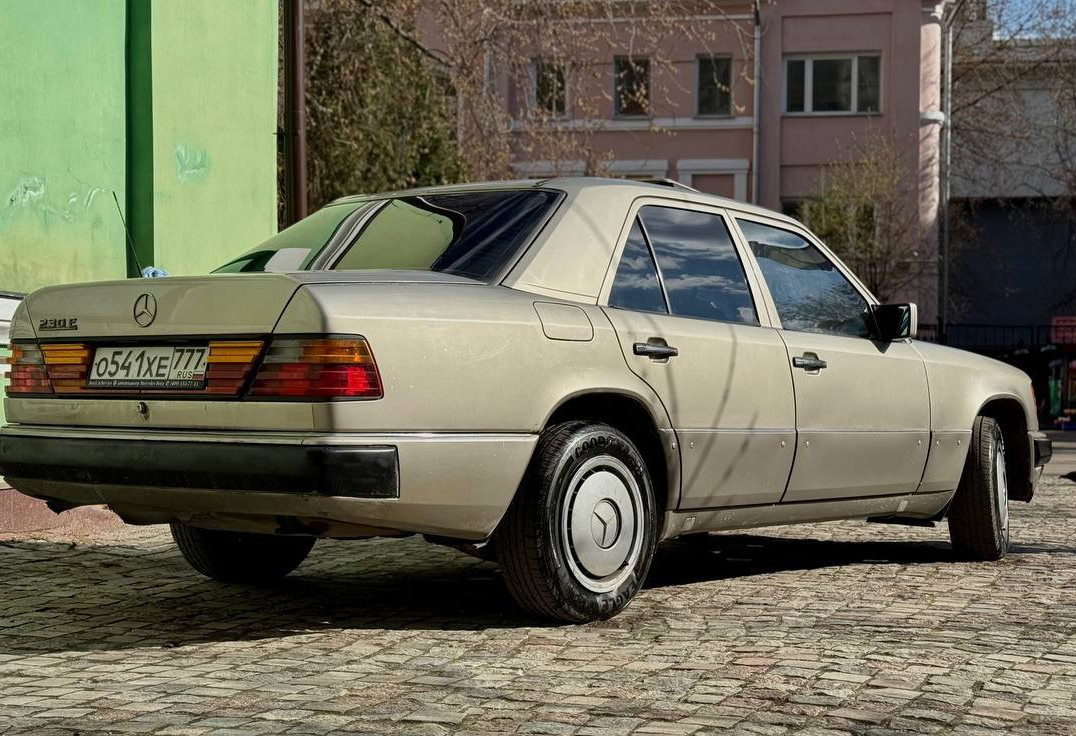 Аренда mercedes-benz e-klass премиум класса 1990 года в городе Москва Молодежная от 10400 руб./сутки, передний привод, двигатель: бензин, объем 2.3 литра, ОСАГО (Впишу в полис), без водителя, недорого, вид 2 - RentRide