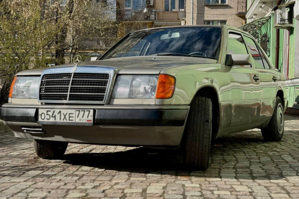 Прокат авто mercedes-benz e-klass премиум класса 1990 года в городе Москва Молодежная от 10400 руб./сутки, передний привод, двигатель: бензин, объем 2.3 литра, ОСАГО (Впишу в полис), без водителя, недорого - RentRide