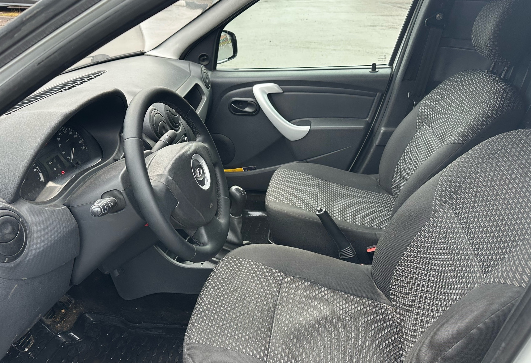 Аренда lada largus-furgon эконом класса 2016 года в городе Москва от 1360 руб./сутки, передний привод, двигатель: бензин, объем 1.6 литров, ОСАГО (Впишу в полис), без водителя, недорого, вид 8 - RentRide