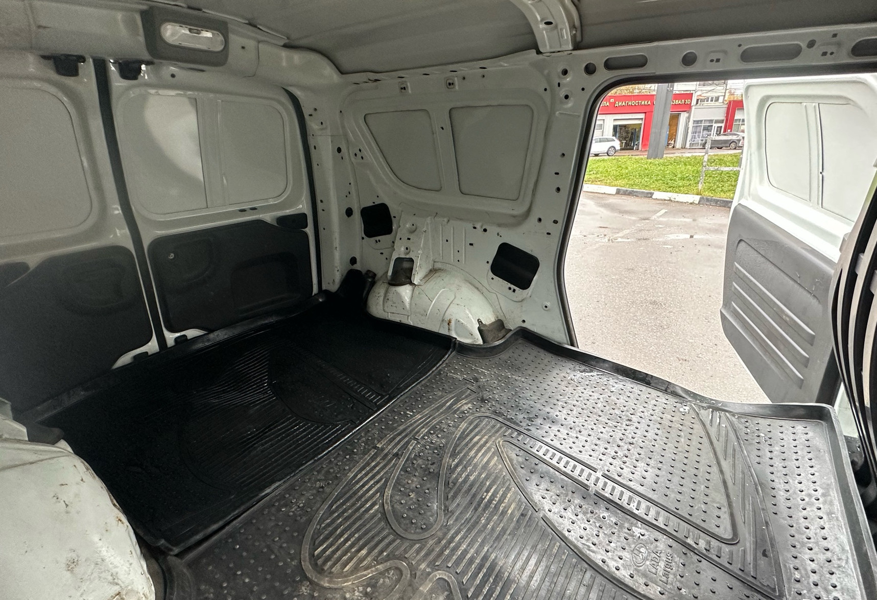 Аренда lada largus-furgon эконом класса 2016 года в городе Москва от 1360 руб./сутки, передний привод, двигатель: бензин, объем 1.6 литров, ОСАГО (Впишу в полис), без водителя, недорого, вид 9 - RentRide