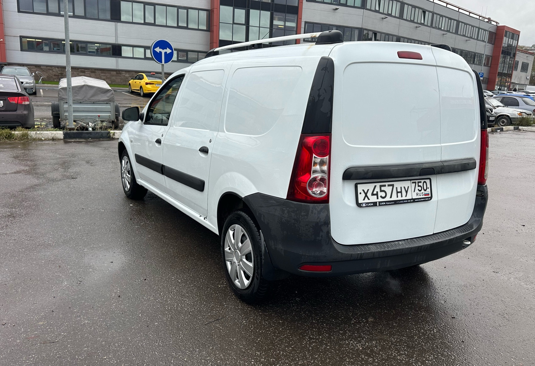 Аренда lada largus-furgon эконом класса 2016 года в городе Москва от 1360 руб./сутки, передний привод, двигатель: бензин, объем 1.6 литров, ОСАГО (Впишу в полис), без водителя, недорого, вид 2 - RentRide