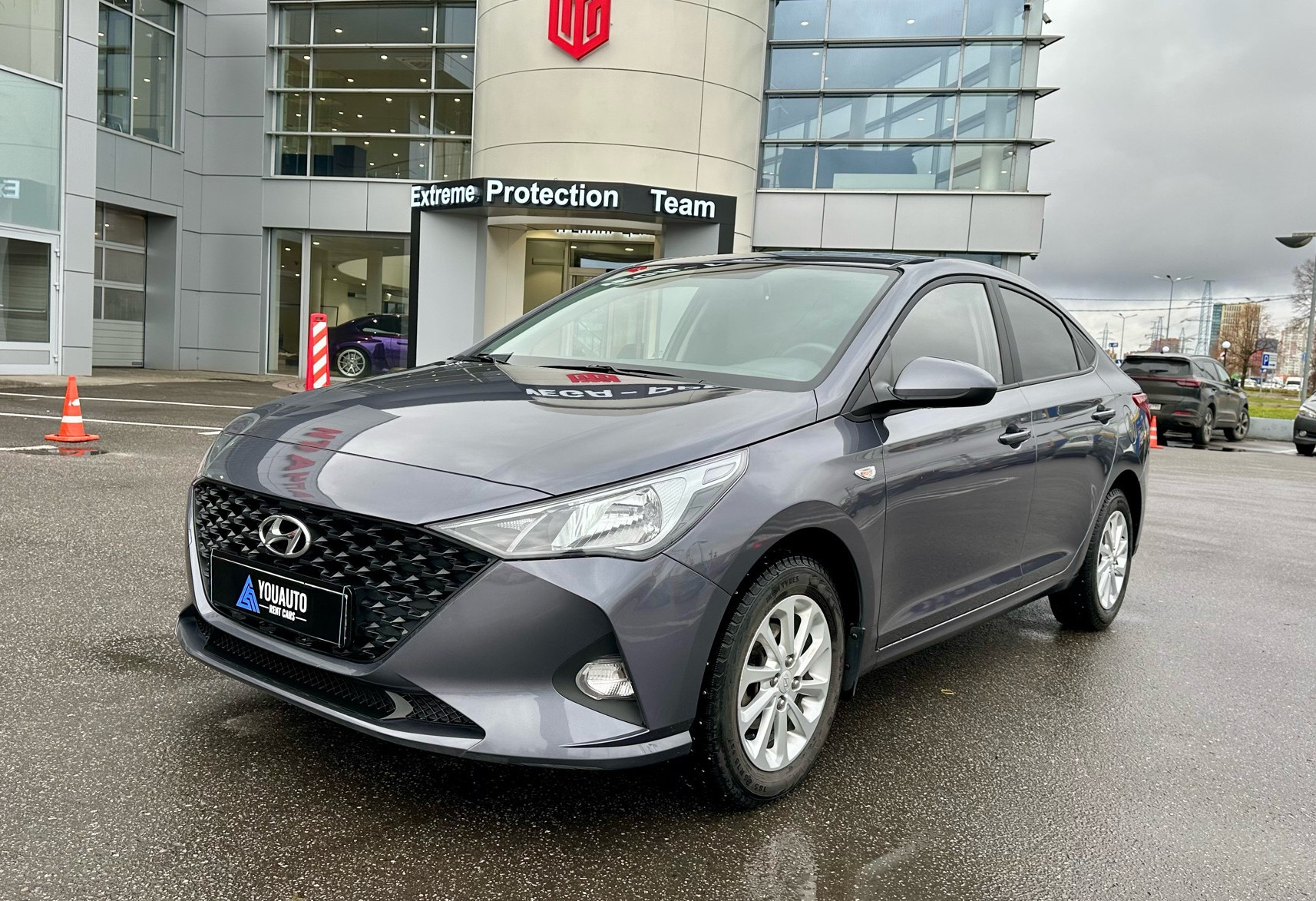 Аренда hyundai solaris эконом класса 2022 года в городе Москва от 2290 руб./сутки, передний привод, двигатель: бензин, объем 1.6 литров, каско (Мультидрайв), ОСАГО (Мультидрайв), без водителя, недорого - RentRide