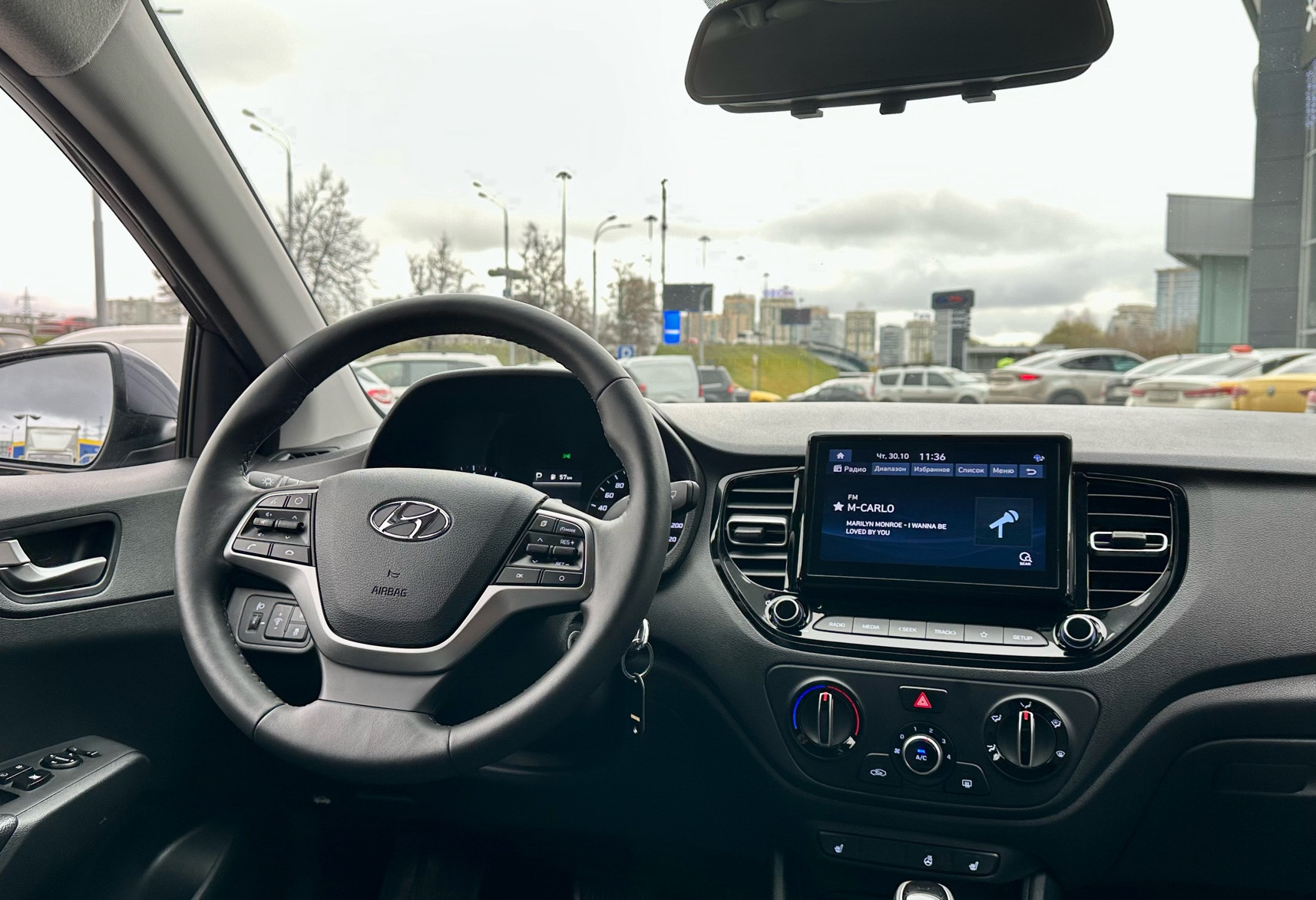 Аренда hyundai solaris эконом класса 2022 года в городе Москва от 2290 руб./сутки, передний привод, двигатель: бензин, объем 1.6 литров, каско (Мультидрайв), ОСАГО (Мультидрайв), без водителя, недорого, вид 9 - RentRide