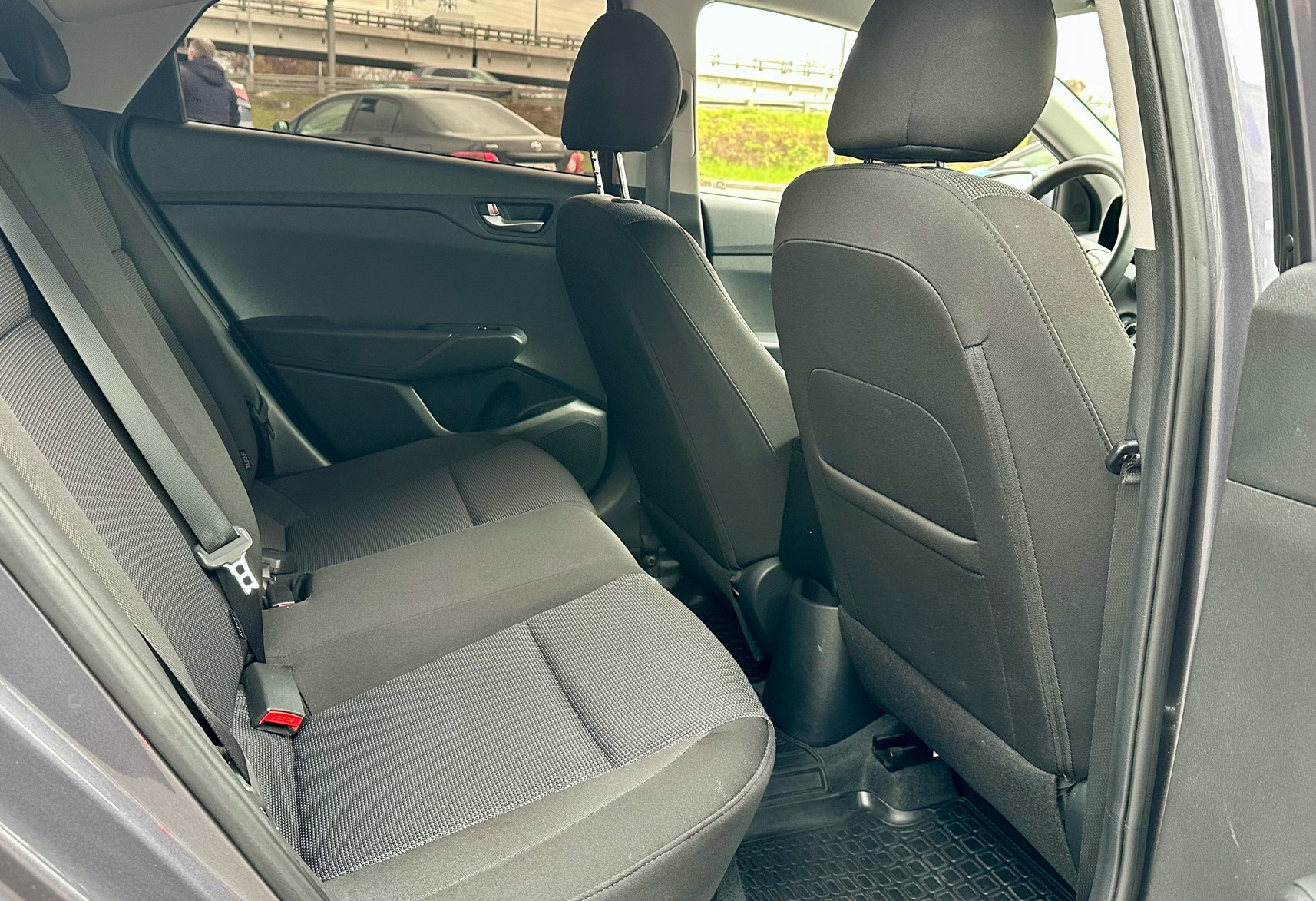 Аренда hyundai solaris эконом класса 2022 года в городе Москва от 2290 руб./сутки, передний привод, двигатель: бензин, объем 1.6 литров, каско (Мультидрайв), ОСАГО (Мультидрайв), без водителя, недорого, вид 8 - RentRide