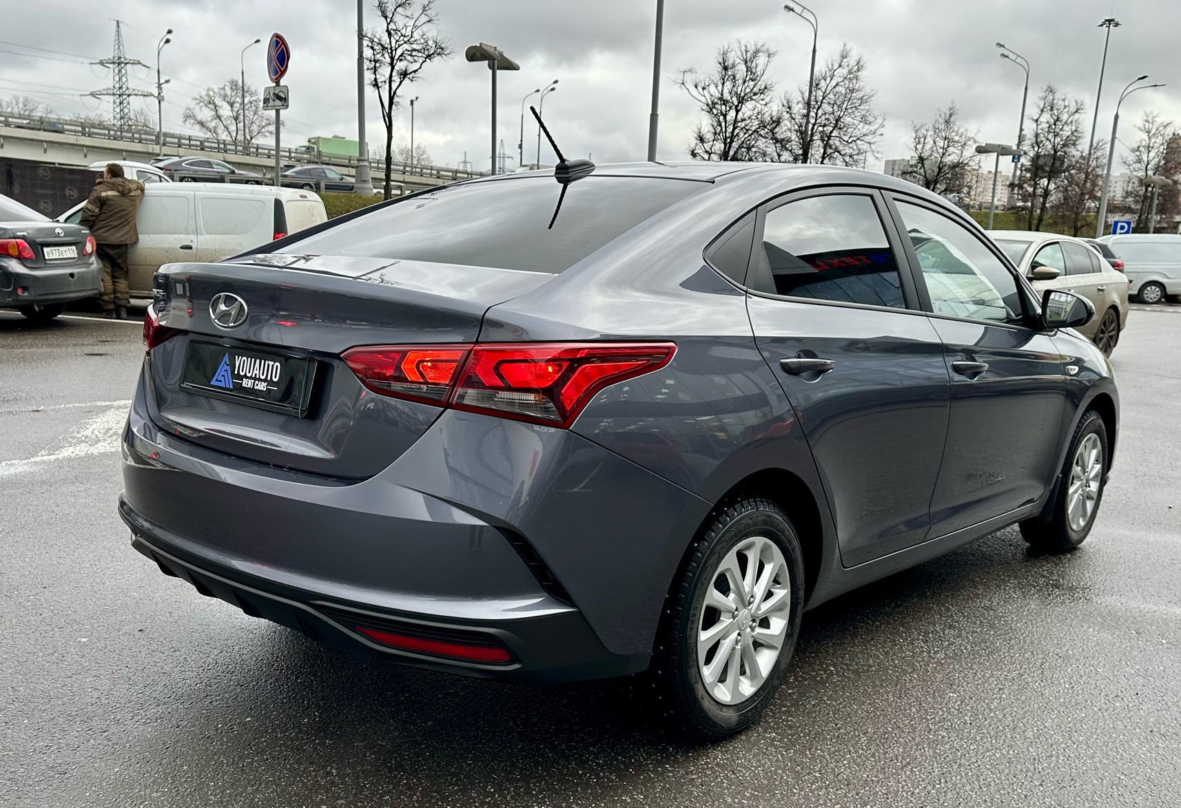 Аренда hyundai solaris эконом класса 2022 года в городе Москва от 2290 руб./сутки, передний привод, двигатель: бензин, объем 1.6 литров, каско (Мультидрайв), ОСАГО (Мультидрайв), без водителя, недорого, вид 4 - RentRide